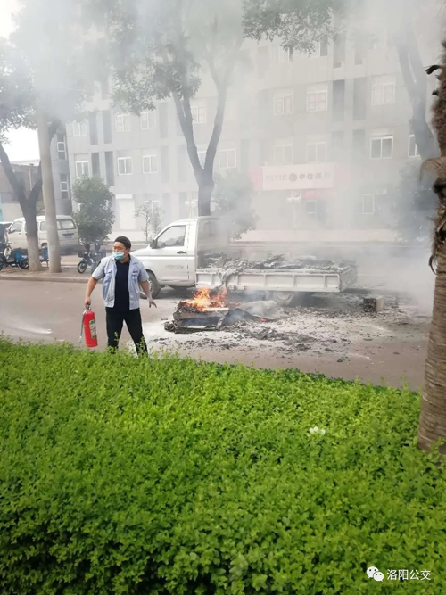 驚險！高溫天小貨車“上火” 萬幸！路遇公交車長及時“滅火”