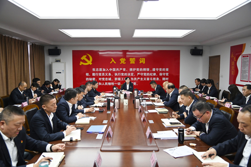 打好“收官戰(zhàn)” 謀好“開局篇”！洛陽公交集團(tuán)召開11月董事長月調(diào)度會02.JPG